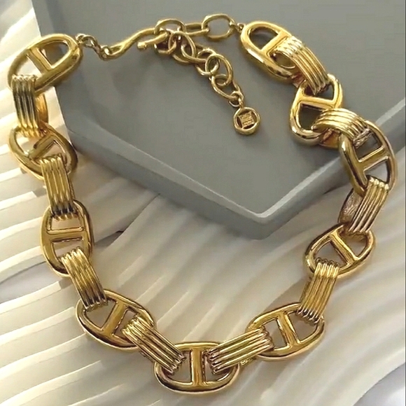 Givenchy Vintage Chunky Gold Plated Chain Link Necklace, Like New! - Picture 2 of 10